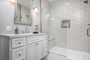 Shower, hair dryer, towels, shampoo - Stay on Broadway - Sleeps 10, Hot Tub, Walkable! (Louisville)