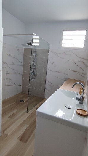 Shower, hair dryer, towels - Villa Auraline - Comfort & Relaxation with 4 bedrooms (Sainte-Rose)