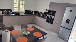 Fridge, microwave, oven, stovetop - Villa Auraline - Comfort & Relaxation with 4 bedrooms (Sainte-Rose)