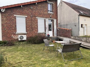 Outdoor dining - 3-bedroom house, close to Compiègne and the A1 motorway (Ressons-sur-Matz)