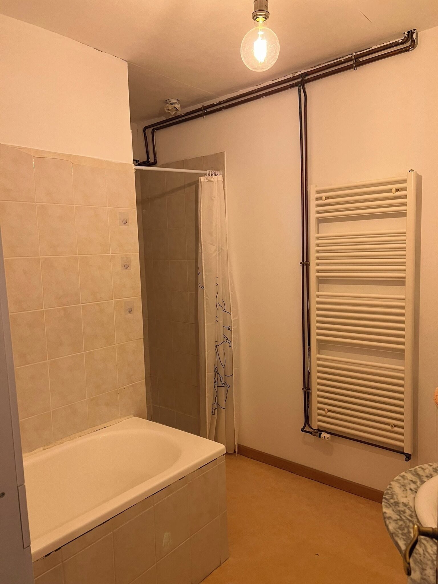 Sèche-cheveux, serviettes fournies, savon, papier toilette