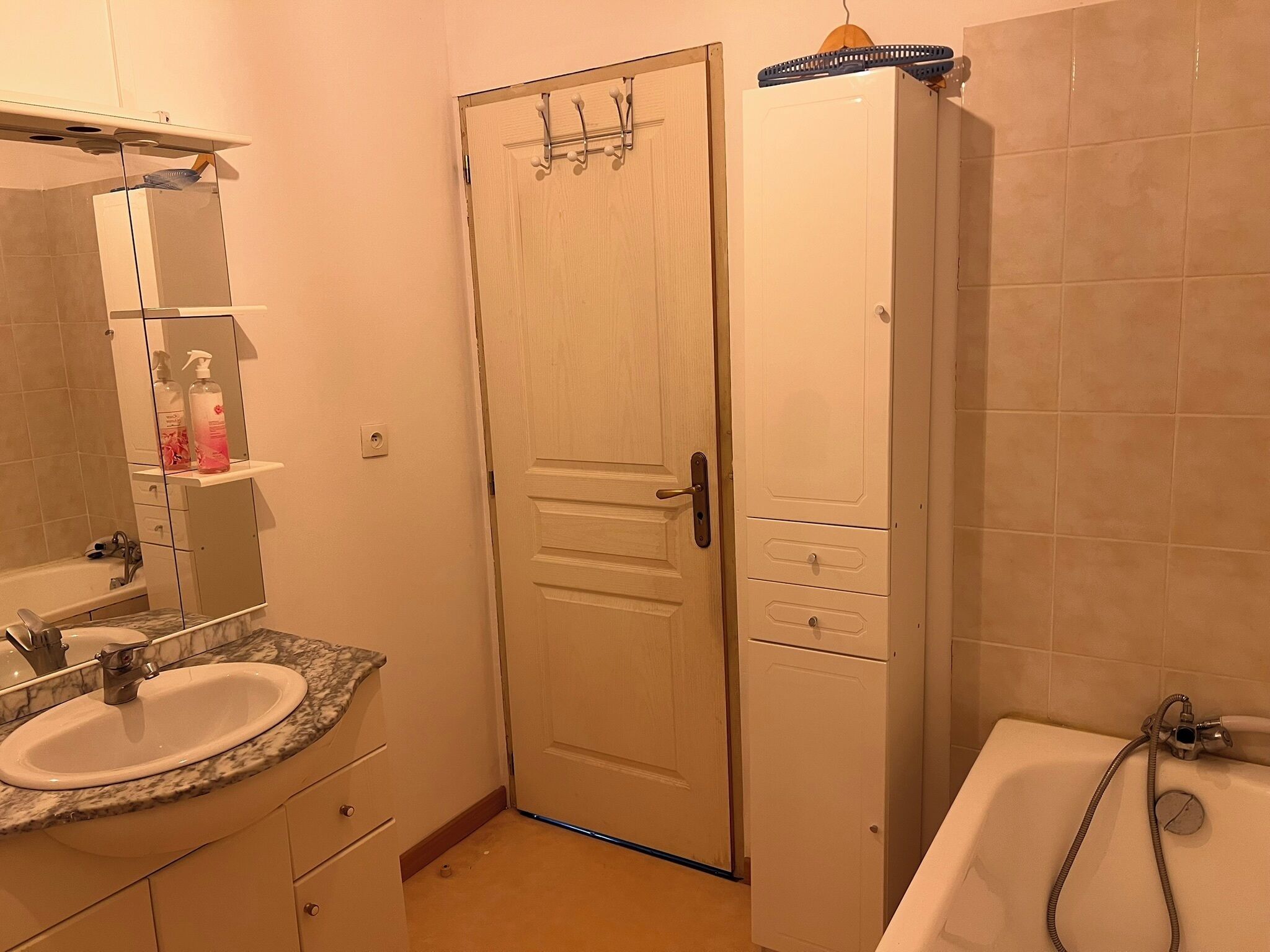 Une salle de bain équipée d’un lavabo, d’un miroir, d’un meuble et d’une douche.