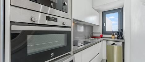Grand réfrigérateur, micro-ondes, four, plaque de cuisson