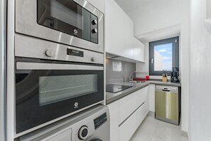 Großer Kühlschrank, Mikrowelle, Ofen, Herdplatte