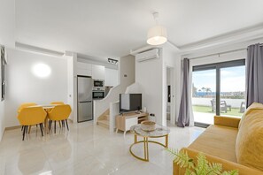 Perhebungalow, näköala uima-altaalle | Oleskelualue