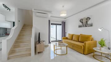 Family Bungalow, Pool View | Living area