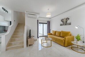 Bungalow familiar, vista a la alberca | Área de sala de estar