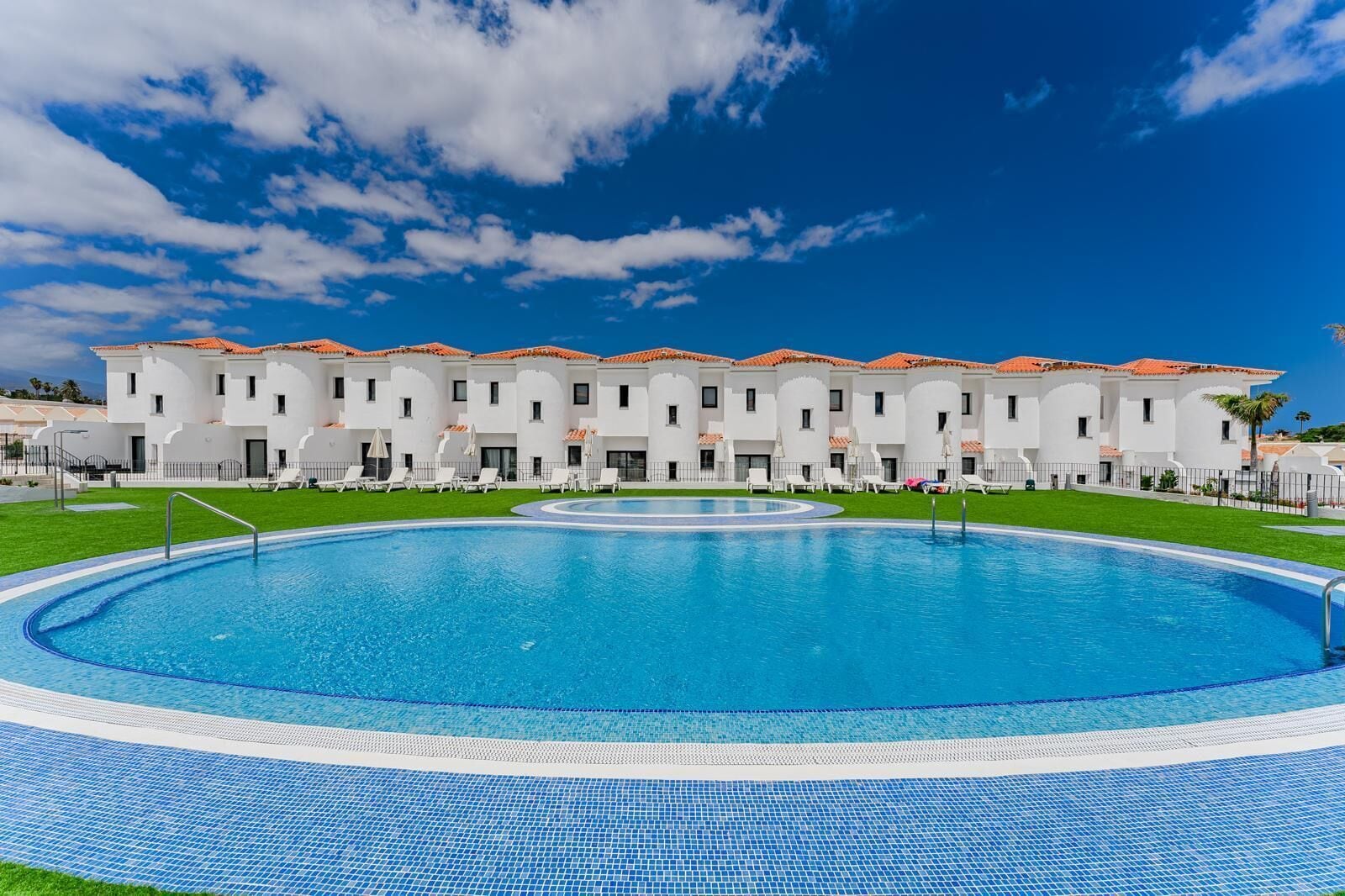 Piscina a l'aire lliure, para-sols i gandules 