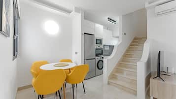 Familiebungalow - udsigt til pool | Spiseområde