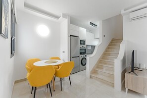 Familiebungalow - udsigt til pool | Spiseområde