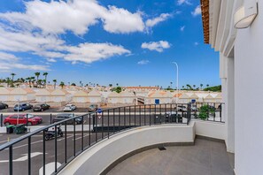 Perhebungalow, näköala uima-altaalle | Ulkoalueet