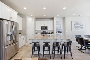 Fridge, microwave, oven, stovetop - Game loft, Nerf Wars, Resort Pool, Lazy River & Waterslide • Near Zion (Washington)