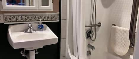 Standard Double Room, Mountain View | Bathroom