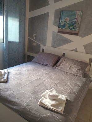 2 chambres, fer et planche à repasser, Wi-Fi, draps fournis
