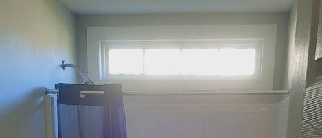 Serviettes fournies, papier toilette