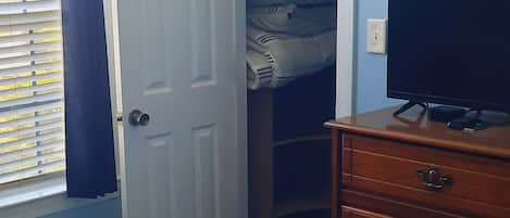1 chambre, fer et planche à repasser, accès Internet, draps fournis