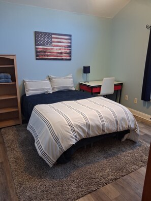 1 habitación, tabla de planchar con plancha, internet y ropa de cama