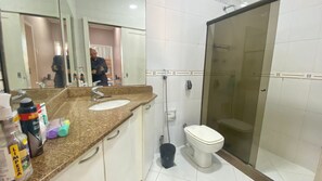 Toalhas de banho, papel higiênico