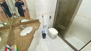 Toalhas de banho, papel higiênico
