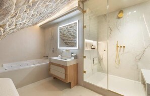 Shower, hair dryer, towels, soap - A TIMELESS PARISIAN ELEGANCE, WITH HAMMAM & JACUZZI AT RUE DES DÉCHARGEUR (Paris)