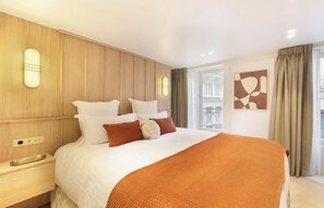 3 bedrooms, desk, iron/ironing board, free WiFi - A TIMELESS PARISIAN ELEGANCE, WITH HAMMAM & JACUZZI AT RUE DES DÉCHARGEUR (Paris)