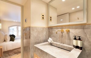 Bathroom - A TIMELESS PARISIAN ELEGANCE, WITH HAMMAM & JACUZZI AT RUE DES DÉCHARGEUR (Paris)