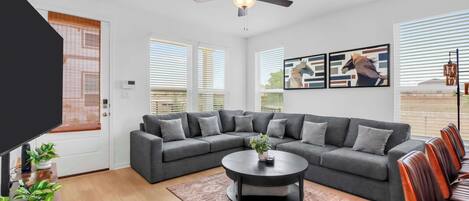 House, Multiple Beds, Patio, Garden View (Cowboy Casa) | Living area