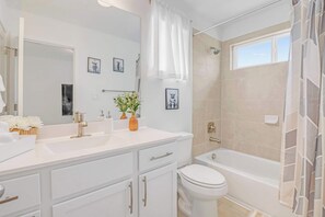 Casa, varias camas, patio, vista al jardín (Cowboy Casa) | Baño | Toallas 