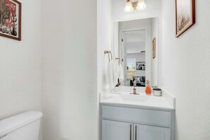 Casa, varias camas, patio, vista al jardín (Cowboy Casa) | Baño | Toallas 
