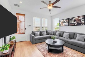 Casa, varias camas, patio, vista al jardín (Cowboy Casa) | Área de sala de estar