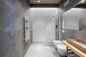 Superior appartement, balkon, uitzicht op zwembad | Badkamer