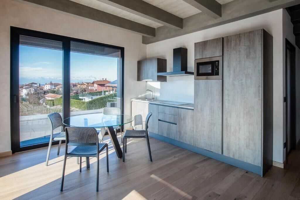 Apartamento Deluxe, balcón, vistas a la piscina | Cocina privada | Frigorífico, microondas, placa de cocina y lavavajillas