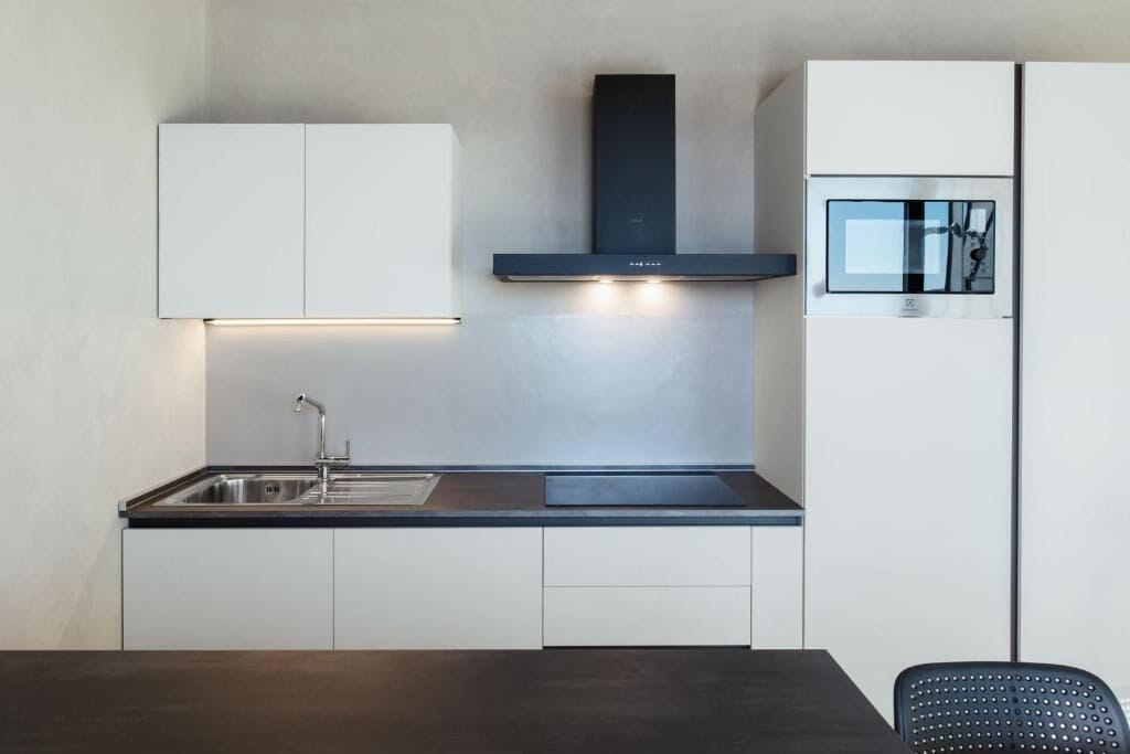 Appartement, vue piscine | Cuisine privée | Réfrigérateur, micro-ondes, plaque de cuisson, lave-vaisselle