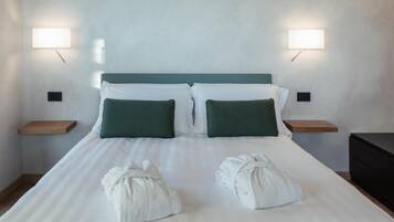 Appartamento Deluxe, balcone, vista piscina | Minibar, una cassaforte in camera, Wi-Fi gratuito