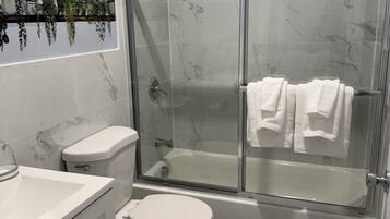 Haartrockner, Handtücher, Seife, Toilettenpapier