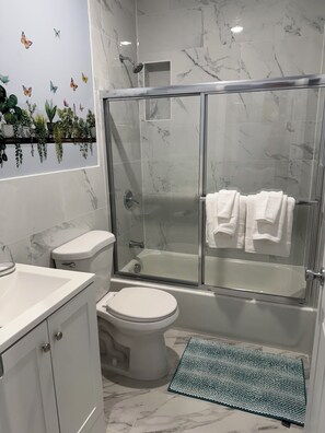 Haartrockner, Handtücher, Seife, Toilettenpapier