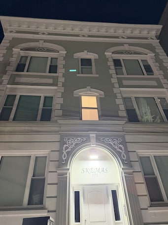 Exterior detail. Serene 1-bedroom apartment with AC in vibrant Newark
