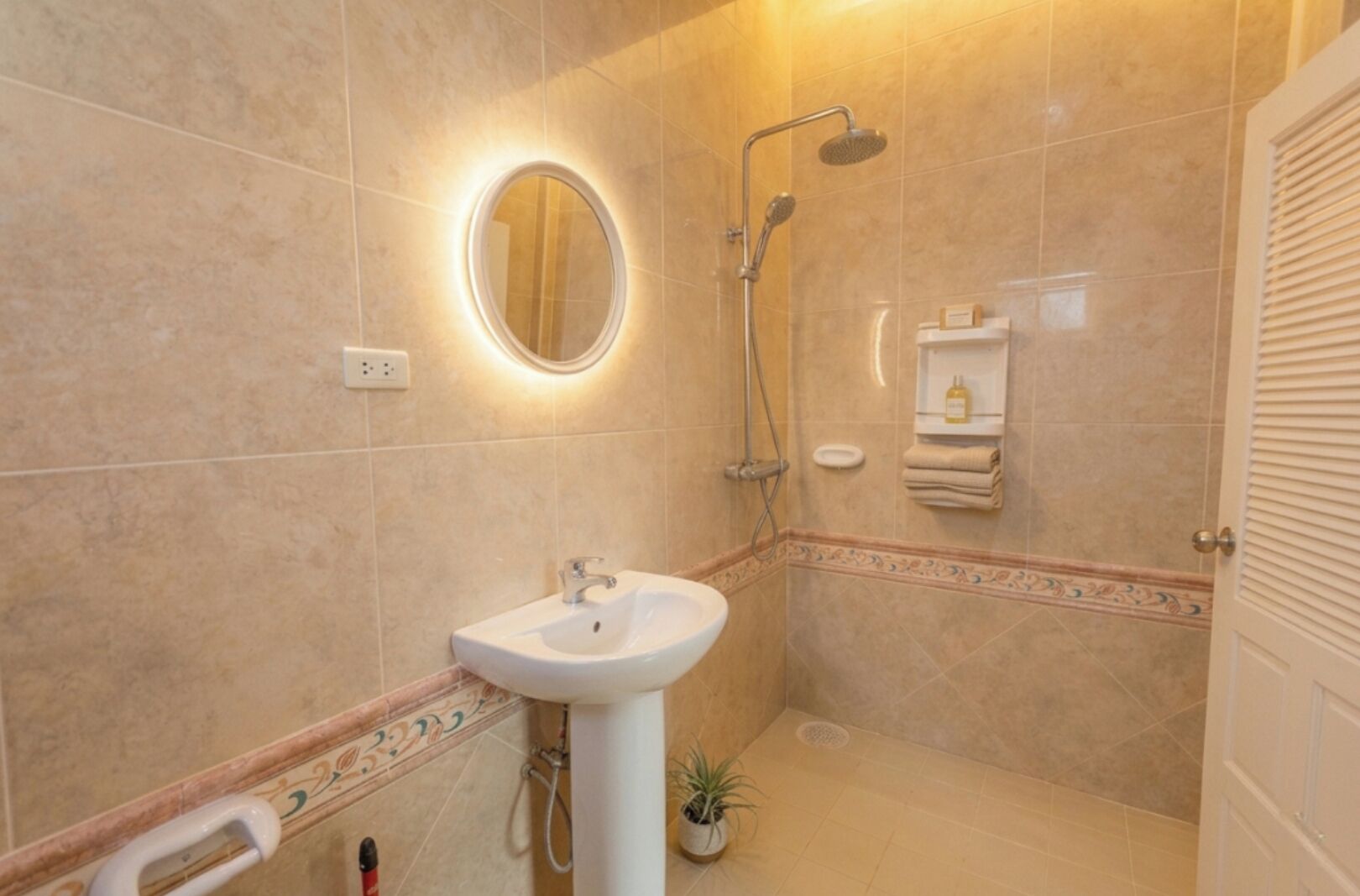 Haartrockner, Handtücher, Seife, Toilettenpapier