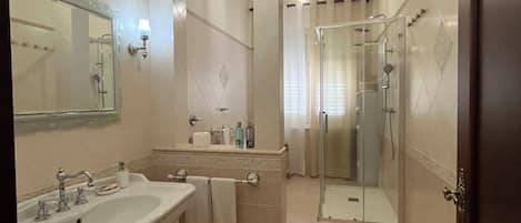 Douche, sĂšche-cheveux, bidet, serviettes fournies