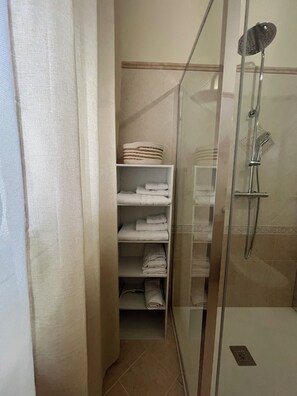 Dusche, Haartrockner, Bidet, Handtücher