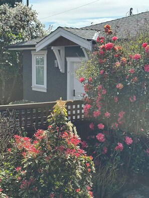 Exterior detail - Modern 2 Bedroom Garden Suite in Serene Vancouver Neighbourhood (Vancouver)