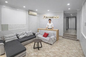 Reception - Dreamora Centre Hotel (Ba Dinh)