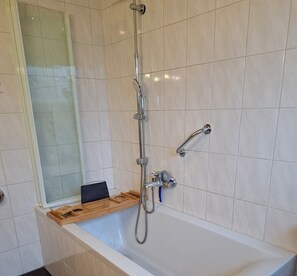 Shower, hair dryer, towels - Vacation apartment Seeblick in Langweiler (Langweiler)