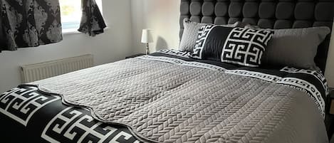 2 bedrooms, iron/ironing board, internet, bed sheets