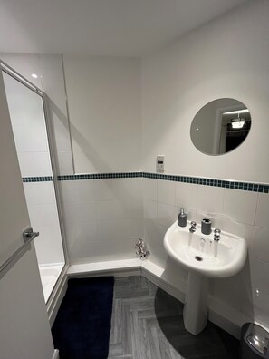 Een douche, een haardroger, handdoeken, zeep