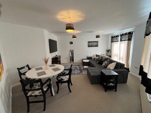 Living area - Perfect Spacious & Comfortable 2-bedroom Apartment in Derby for a relaxing stay (Derby)