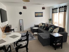 Living area - Perfect Spacious & Comfortable 2-bedroom Apartment in Derby for a relaxing stay (Derby)
