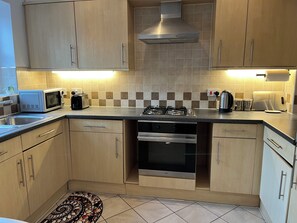 Private kitchen - Perfect Spacious & Comfortable 2-bedroom Apartment in Derby for a relaxing stay (Derby)