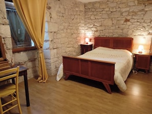 1 chambre, fer et planche Ă repasser, lit parapluie