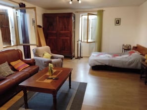 1 chambre, fer et planche Ă repasser, lit parapluie